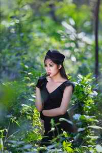 他的手挤进我胸罩里揉搓